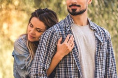 Couples se reposant en stationnement images libres de droits Couples se reposant en stationnement images libres de droits