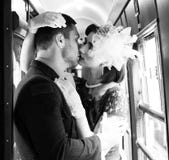 Couples sexy de vintage embrassant et se tenant passionément dans le couloir du train photo libre de droits Couples sexy de vintage embrassant et se tenant passionément dans le couloir du train photo libre de droits