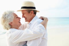 Couples supérieurs affectueux des vacances tropicales de plage Couples supérieurs affectueux des vacances tropicales de plage
