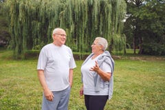Couples supérieurs dans l'amour appréciant un moment et parlant ensemble photos libres de droits Couples supérieurs dans l'amour appréciant un moment et parlant ensemble photos libres de droits