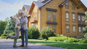 Couples supérieurs heureux montrant des clés à la nouvelle grande maison banque de vidéos Couples supérieurs heureux montrant des clés à la nouvelle grande maison banque de vidéos