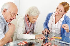 Couples supérieurs jouant le bingo-test images stock Couples supérieurs jouant le bingo-test images stock