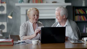 Couples supérieurs websurfing sur l'Internet avec l'ordinateur portable Homme et femme pluss âgé heureux à l'aide de l'ordinateur banque de vidéos Couples supérieurs websurfing sur l'Internet avec l'ordinateur portable Homme et femme pluss âgé heureux à l'aide de l'ordinateur banque de vidéos