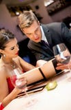 Couples sur le restaurant romantique photos stock Couples sur le restaurant romantique photos stock
