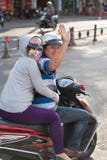 Couples vietnamiens heureux sur la moto photos stock Couples vietnamiens heureux sur la moto photos stock