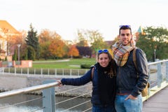 Couplez le déplacement par le ‚aw de WrocÅ en Pologne photos stock Couplez le déplacement par le ‚aw de WrocÅ en Pologne photos stock