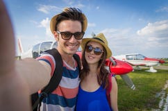 Couplez prendre un selfie à l'aéroport des vacances photo stock Couplez prendre un selfie à l'aéroport des vacances photo stock