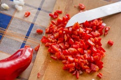 Coupure du paprika et des oignons rouges doux sur la planche à découper en bois image libre de droits Coupure du paprika et des oignons rouges doux sur la planche à découper en bois image libre de droits