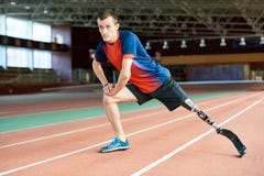 Coureur handicapé s'étendant dans le stade images stock Coureur handicapé s'étendant dans le stade images stock