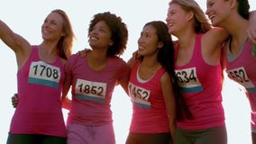 Coureurs soutenant le marathon de cancer du sein et prenant des selfies banque de vidéos Coureurs soutenant le marathon de cancer du sein et prenant des selfies banque de vidéos