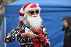 Coureurs sur la course traditionnelle de Noël de Vilnius photos stock Coureurs sur la course traditionnelle de Noël de Vilnius photos stock