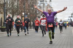 Coureurs sur la course traditionnelle de Noël de Vilnius image stock Coureurs sur la course traditionnelle de Noël de Vilnius image stock