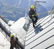 COURMAYEUR, ITALIË - JULI 29, 2016: Jonge alpinist die alvorens het Onderstel Blanc cllimbing praktizeren stock afbeeldingen COURMAYEUR, ITALIË - JULI 29, 2016: Jonge alpinist die alvorens het Onderstel Blanc cllimbing praktizeren stock afbeeldingen
