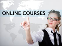 Cours en ligne écrits dans la barre de recherche sur l'écran virtuel Technologies d'Internet dans les affaires et la maison Femme Photo libre de droits