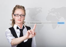 Cours en ligne écrits dans la barre de recherche sur l'écran virtuel Technologies d'Internet dans les affaires et la maison Femme Photo libre de droits