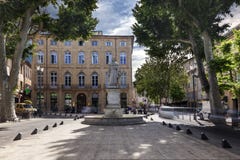 Cours Mirabeau met het standbeeld van Koning Rene in Aix en Provence royalty-vrije stock afbeeldingen Cours Mirabeau met het standbeeld van Koning Rene in Aix en Provence royalty-vrije stock afbeeldingen