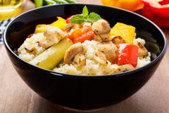 Cous cous com vegetarianos foto de stock Cous cous com vegetarianos foto de stock