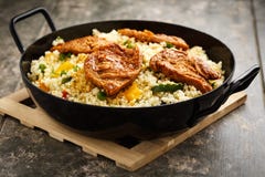 Cous Cous με τα veggies και τη σόγια medaillons στοκ φωτογραφία με δικαίωμα ελεύθερης χρήσης Cous Cous με τα veggies και τη σόγια medaillons στοκ φωτογραφία με δικαίωμα ελεύθερης χρήσης
