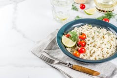 Couscous avec les herbes fraîches image libre de droits Couscous avec les herbes fraîches image libre de droits