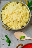 couscous na bacia bebendo do leste de cobre imagens de stock couscous na bacia bebendo do leste de cobre imagens de stock