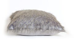 Coussin gris sur le blanc image stock Coussin gris sur le blanc image stock