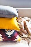 Coussins et plaid sur la fin beige de sofa avec l'espace de copie S Photos stock Coussins et plaid sur la fin beige de sofa avec l'espace de copie S Photos stock