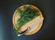 Couteau professionnel pointu de chef sur un groupe d'aneth vert frais images stock Couteau professionnel pointu de chef sur un groupe d'aneth vert frais images stock