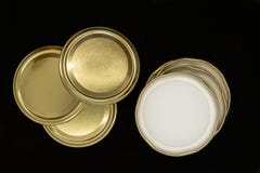 Couvercles d'or de pot d'isolement sur le fond noir photos stock Couvercles d'or de pot d'isolement sur le fond noir photos stock