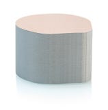 Couvercles en aluminium empilés de yaourt de soudure à chaud de relief avec le modèle de ver d'isolement sur le fond blanc avec l photos stock Couvercles en aluminium empilés de yaourt de soudure à chaud de relief avec le modèle de ver d'isolement sur le fond blanc avec l photos stock
