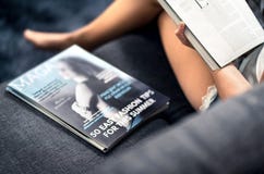 Couverture de magazine avec le texte et titres sur le divan Mode de lecture de femme et article de beauté concernant les tendance image libre de droits Couverture de magazine avec le texte et titres sur le divan Mode de lecture de femme et article de beauté concernant les tendance image libre de droits