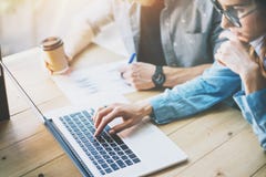 Coworkers arbetar den moderna studion Producenter som möter, arbetande nytt projekt Ung affärsbesättning med start Bärbar datorda arkivbilder Coworkers arbetar den moderna studion Producenter som möter, arbetande nytt projekt Ung affärsbesättning med start Bärbar datorda arkivbilder