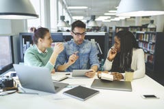 Coworkers dyskutuje początkowego projekt podczas gdy sprawdzać informację używać nowożytnych cyfrowych przyrząda i bezprzewodoweg obraz royalty free Coworkers dyskutuje początkowego projekt podczas gdy sprawdzać informację używać nowożytnych cyfrowych przyrząda i bezprzewodoweg obraz royalty free