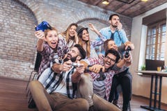 Coworkers som i regeringsställning spelar videospel fotografering för bildbyråer Coworkers som i regeringsställning spelar videospel fotografering för bildbyråer