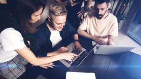 Coworkerslag på arbete Grupp av ungt affärsfolk i moderiktiga tillfälliga kläder som tillsammans arbetar i idérikt kontor arkivfoton Coworkerslag på arbete Grupp av ungt affärsfolk i moderiktiga tillfälliga kläder som tillsammans arbetar i idérikt kontor arkivfoton