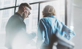 Coworking διαδικασία ομάδας Νέο επιχειρησιακό πλήρωμα φωτογραφιών που εργάζεται με το νέο πρόγραμμα ξεκινήματος Διευθυντηες προγρ στοκ φωτογραφία με δικαίωμα ελεύθερης χρήσης Coworking διαδικασία ομάδας Νέο επιχειρησιακό πλήρωμα φωτογραφιών που εργάζεται με το νέο πρόγραμμα ξεκινήματος Διευθυντηες προγρ στοκ φωτογραφία με δικαίωμα ελεύθερης χρήσης