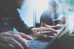 Coworking обрабатывает, команда предпринимателя работая в творческом офисе стоковые изображения Coworking обрабатывает, команда предпринимателя работая в творческом офисе стоковые изображения