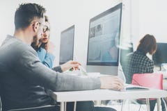 Coworking过程 照片年轻企业乘员组与新的起始的项目现代办公室一起使用 在木头的台式计算机 免版税库存照片 Coworking过程 照片年轻企业乘员组与新的起始的项目现代办公室一起使用 在木头的台式计算机 免版税库存照片