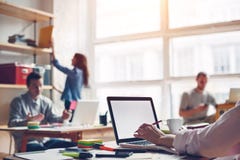 Coworking驻地 现代企业顶楼和的millenials 空白膝上型计算机键入 免版税库存照片 Coworking驻地 现代企业顶楼和的millenials 空白膝上型计算机键入 免版税库存照片