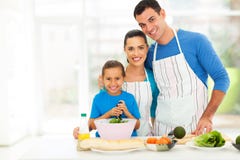 Cozimento adorável da família imagens de stock royalty free Cozimento adorável da família imagens de stock royalty free