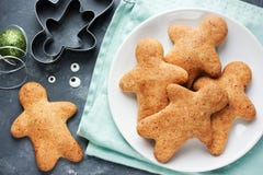 Cozimento do feriado do Natal das cookies do homem de pão-de-espécie e do ano novo fotos de stock Cozimento do feriado do Natal das cookies do homem de pão-de-espécie e do ano novo fotos de stock