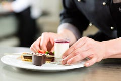 Cozinheiro chefe como Patissier que cozinha na sobremesa do restaurante fotografia de stock royalty free Cozinheiro chefe como Patissier que cozinha na sobremesa do restaurante fotografia de stock royalty free