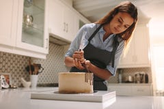 Cozinheiro chefe de pastelaria que faz um bolo imagem de stock Cozinheiro chefe de pastelaria que faz um bolo imagem de stock