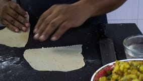 Cozinheiro chefe indiano que faz o samosa video estoque Cozinheiro chefe indiano que faz o samosa video estoque
