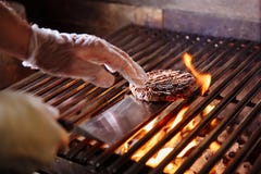 Cozinheiro chefe que faz o hamburguer Os hamburgueres do assado da carne da carne ou de carne de porco para o Hamburger preparado fotografia de stock royalty free Cozinheiro chefe que faz o hamburguer Os hamburgueres do assado da carne da carne ou de carne de porco para o Hamburger preparado fotografia de stock royalty free