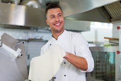 Cozinheiro chefe que lanç a massa da pizza Foto de Stock Royalty Free Cozinheiro chefe que lanç a massa da pizza Foto de Stock Royalty Free