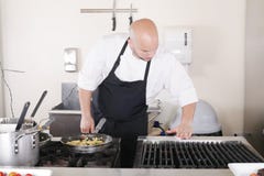 Cozinheiro chefe que limpa a cozinha imagens de stock royalty free Cozinheiro chefe que limpa a cozinha imagens de stock royalty free