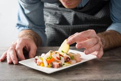 Cozinheiro chefe que prepara o ceviche do marisco fotos de stock Cozinheiro chefe que prepara o ceviche do marisco fotos de stock