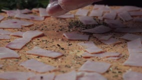 Cozinheiro chefe que prepara uma pizza Quadro Preparação de alimento Cozimento do close-up da pizza filme Cozinheiro chefe que prepara uma pizza Quadro Preparação de alimento Cozimento do close-up da pizza filme