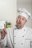 Cozinheiro masculino branco na cozinha imagem de stock royalty free Cozinheiro masculino branco na cozinha imagem de stock royalty free
