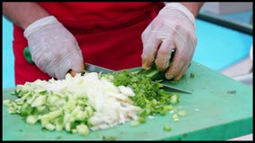 Cozinheiros chefe profissionais que preparam o alimento em uma cozinha comercial filme Cozinheiros chefe profissionais que preparam o alimento em uma cozinha comercial filme